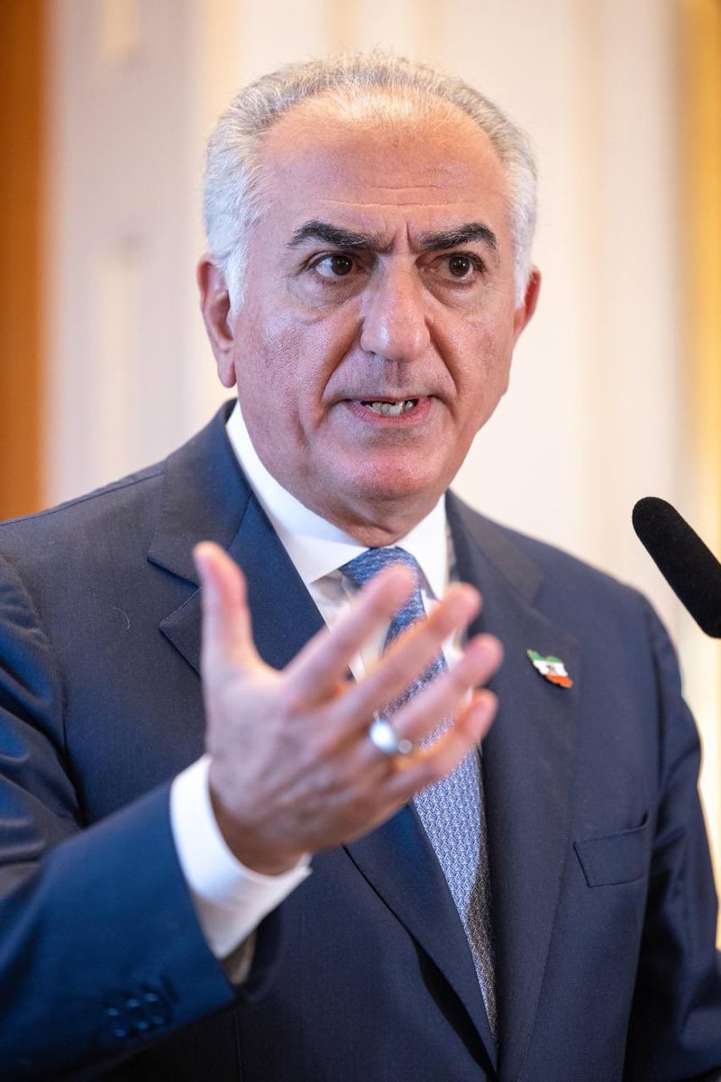 allahbakhshii's tweet photo. تا دیروز می‌گفتند اگر شاهزاده رضا پهلوی ادعای رهبری دارد، فراخوان بدهد تا وزنش مشخص شود؛ حماسه ۱۸ و ۱۹ دی که پاسخ را داد، ناگهان گفتند «اصلاً چرا فراخوان داد؟»

این تناقض یک چیز را روشن می‌کند: مسئله‌شان فراخوان نیست؛ مسئله‌شان قدرت گرفتن مبارزه ملت ایران است. در همان حال، اختلاف در رأس جمهوری اسلامی بر سر چگونگی بقا بالا گرفته؛ یک جناح به دنبال فضای جنگی و دیگری در پی معامله و عادی‌نمایی بحران است.

اما هر دو در یک نقطه مشترکند: حکومتی فرسوده در برابر ملتی که دیگر نمی‌خواهد به عقب برگردد.

درگیر حاشیه‌ها نشویم و تمرکزمان را از مسیر اصلی منحرف نکنیم؛ هدف، گذار از جمهوری اسلامی و رسیدن به ایران آزاد است.