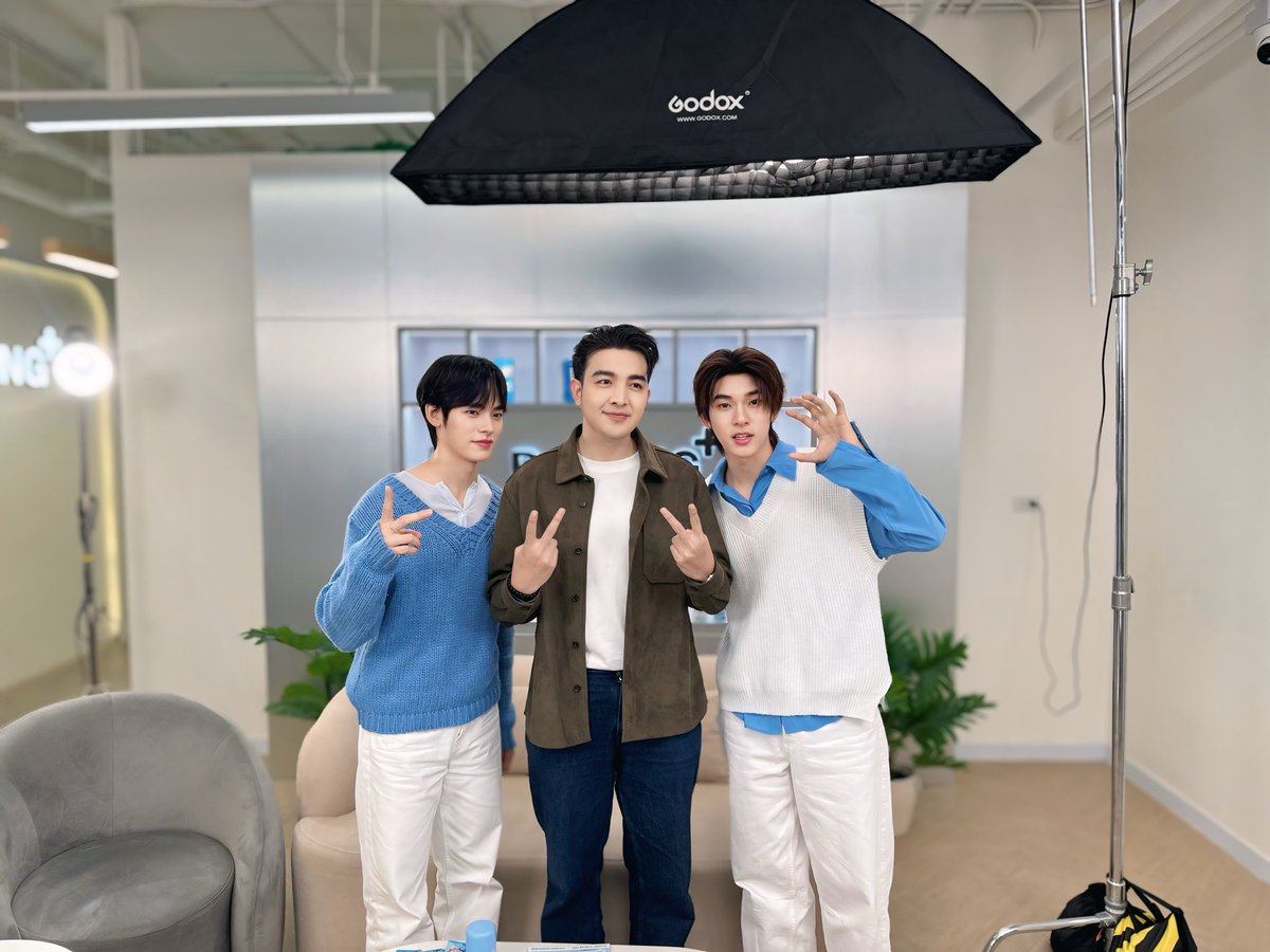 Chaaosypk02's tweet photo. ดีใจที่ได้ร่วมงานกับน้องๆครับ  👏🏻🫶🏻 #FirstLiveDrPONGxTeeTeePor https://t.co/gaHOH8K1ap