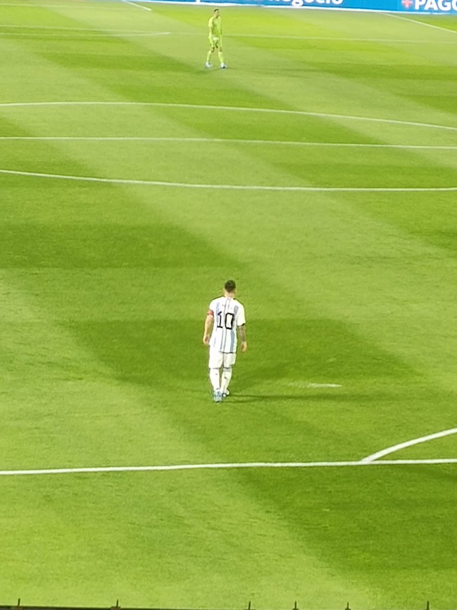 KevinM_2008's tweet photo. Muchas gracias por todo leo, el mejor jugador que vi en toda mí vida, que difícil va a ser ver una selección sin vos ídolo.
Por suerte tuve la oportunidad de verte en cancha y difrutar del mejor jugador de la historia. https://t.co/8FHN2xFkp0