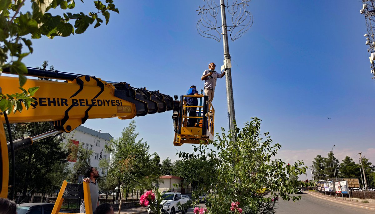 viransehir_bld's tweet photo. KENT ESTETİĞİNİ BOZAN REKLAM VE PANKARTLARA MÜDAHALE

Zabıta Müdürlüğü ekiplerimiz, kent estetiğini korumak ve ortak yaşam alanlarında oluşan görüntü kirliliğinin önüne geçmek amacıyla denetimlerini sürdürüyor. Bu kapsamda, elektrik direklerine asılan veya direklere monte edilen reklam panoları ve pankartlar ekiplerimiz tarafından sökülerek kaldırıldı. Okul duvarlarına asılarak çevre düzenini ve kent estetiğini olumsuz etkileyen reklam ve pankartlar da ekiplerimizce bulunduğu alanlardan temizlendi. Daha düzenli, temiz ve estetik bir Viranşehir için kent genelindeki denetim ve çalışmalarımız kararlılıkla devam ediyor.