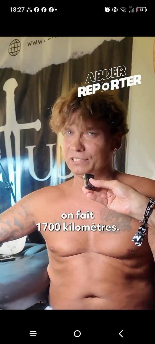 1Comedien's tweet photo. @LeBunkerBtc Le sosie de Johnny qui se fait tatouer Jul... Dans quel genre de multivers a-t-on basculé ? Hahaha https://t.co/AypEySjSbk