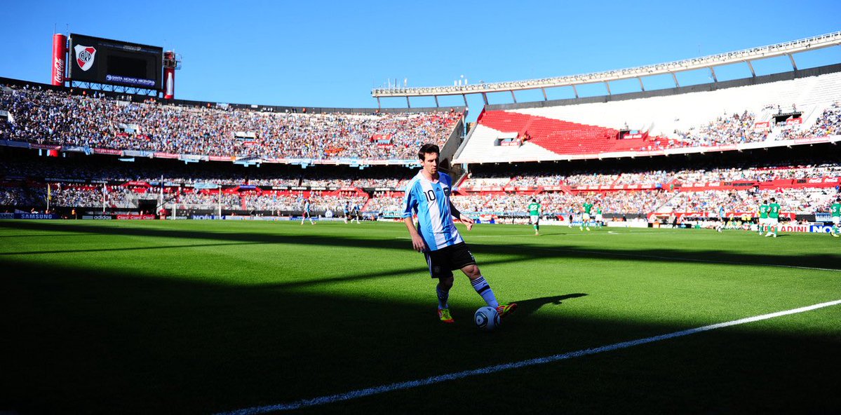 tomasblase's tweet photo. Esta foto de Messi en el Monumental 🔝 https://t.co/QRWwUVwclL