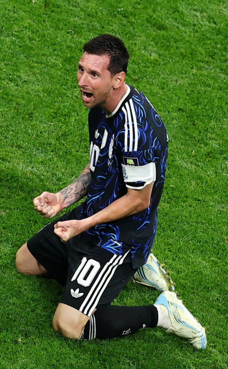 lautarodeIcampo's tweet photo. Fueron 24 años dedicándote a hacer felices a miles de argentinos y todo el mundo del fútbol. Ganaste todo lo que se puede ganar para tu país y dejaste un mensaje más importante: no hay nada más grande que representar a tus país.

Durante años y años fuiste para muchos el único lugar donde sabíamos que íbamos a ser felices, valía la pena esperarte siempre unos meses para nuevamente verte con la celeste y blanca.

Todo lo que escriba en este mensaje quedará corto, dolerá no verte más con la camiseta que más amaste y que siempre defendiste con todo tu corazón, inclusive cuando algunos pelotudos dudaban de tu compromiso y te invitaban a rendirte, no le diste el gusto y volviste. Por qué de eso se trata la vida, de caer y volver a levantarse.

Gracias Lionel, te amo loco.