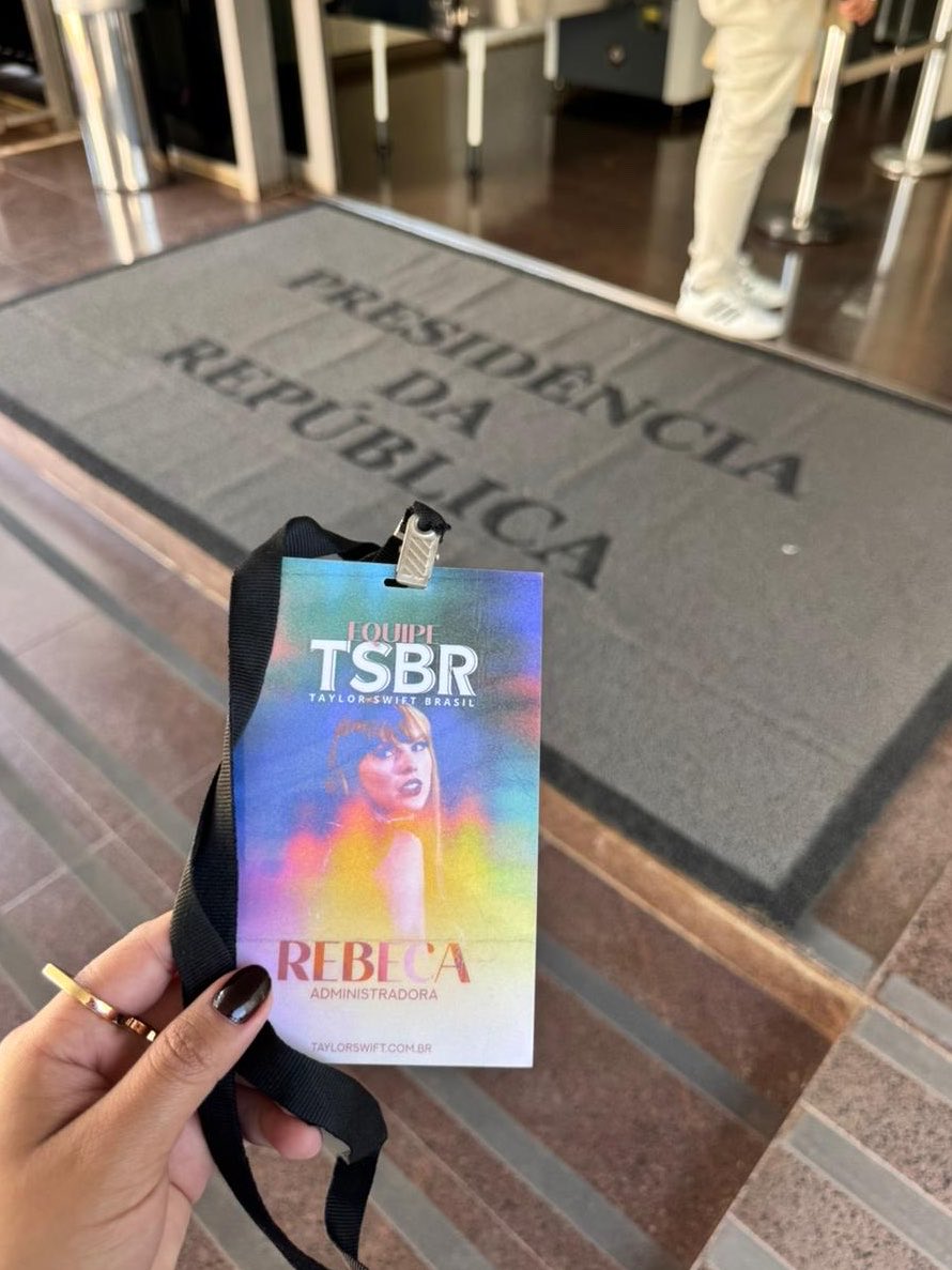 taylorswiftbr's tweet photo. Coisas incríveis acontecerão hoje. 🇧🇷🤍 https://t.co/HZCQQP3aB6
