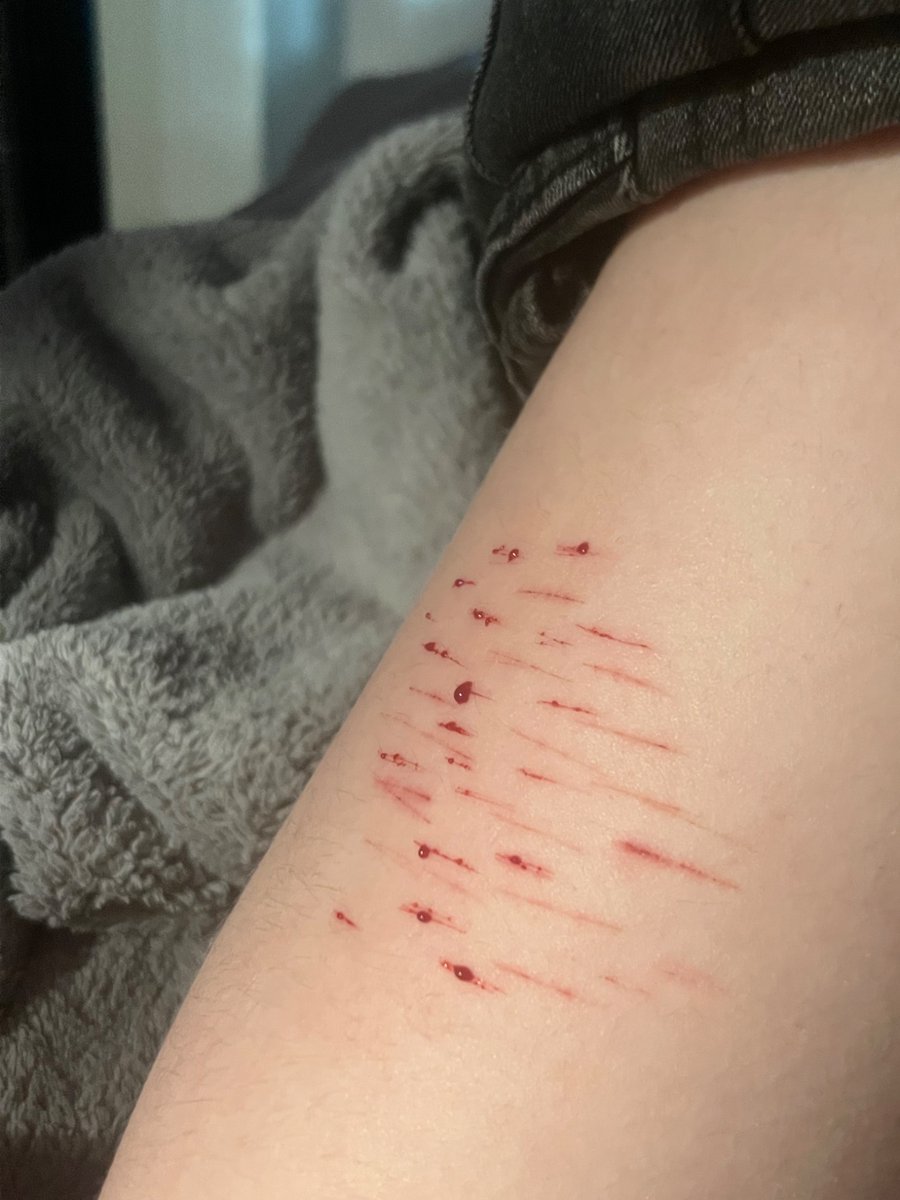 miniyogurtkitty's tweet photo. my punishment for eating lmao ( makeup fake blood halloween makeup sfw ) #slittwt #shtwt #edtwt https://t.co/KiEhHVz7w1