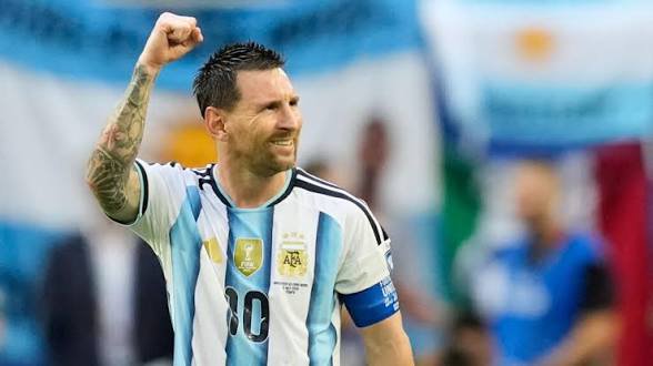 petitba1975's tweet photo. C’est une page immense de l’histoire du football argentin qui se tourne. Après plus de vingt ans sous le maillot de l’Albiceleste, Lionel Messi a annoncé la fin de sa carrière internationale. https://t.co/k51zd1DcRi