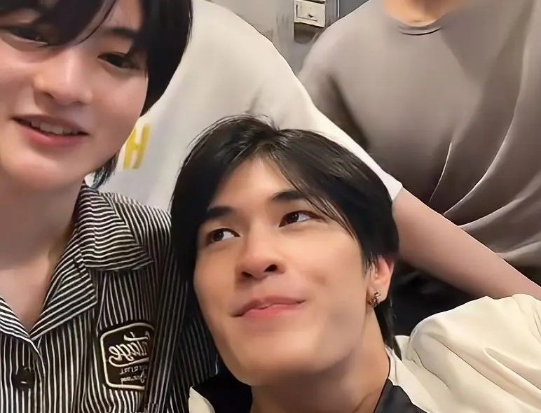pinkywxz's tweet photo. hmmm.. i saw this on my gallery, was phu trying to flirt here?

#ผาโอบอ้อน #phuphareeonn #phuphasrp #reeonn https://t.co/RkDMua1SVz