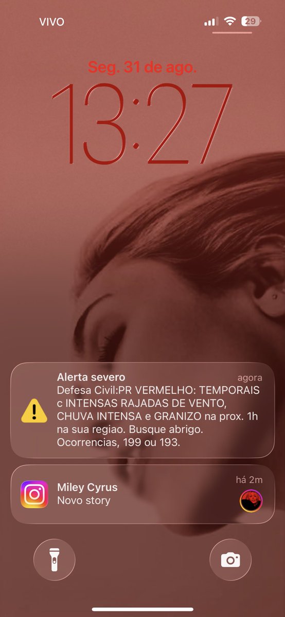 smilergigi's tweet photo. Deu até alerta vermelho aqui MILEY IS COMING https://t.co/lMBpQZXcak