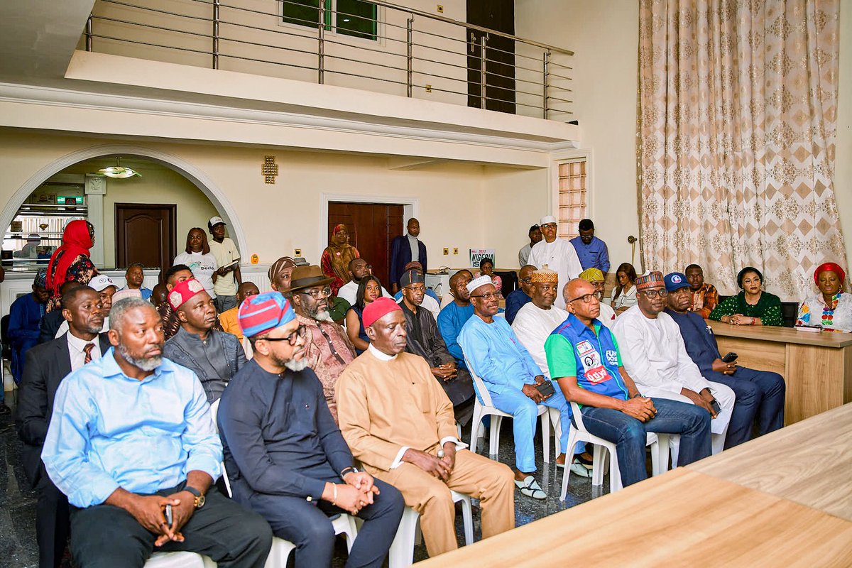 EstherUmoh10's tweet photo. As the campaigns begin, the presidential candidate of the NDC, H.E. Peter Obi, and the vice presidential candidate, Engr. Rabiu Musa Kwankwaso, met with some of the NDC’s gubernatorial, senatorial and other candidates today at the Obidient Movement Headquarters. https://t.co/DFfubGDRt3