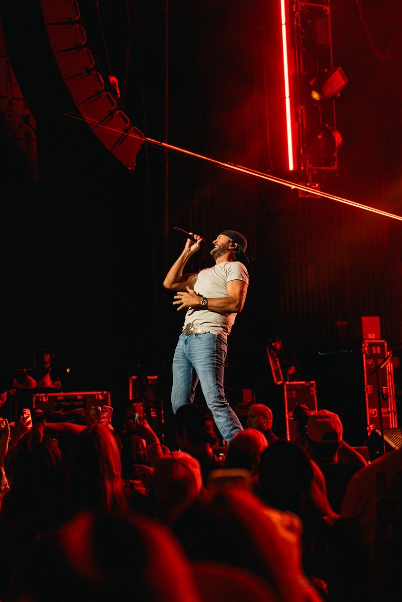 lukebryan's tweet photo. Thanks y’all for showing up this week for #WordOnTheStreetTour. Couldn’t think of a better way to honor Dolly than with y’all. https://t.co/dCk691H9lP