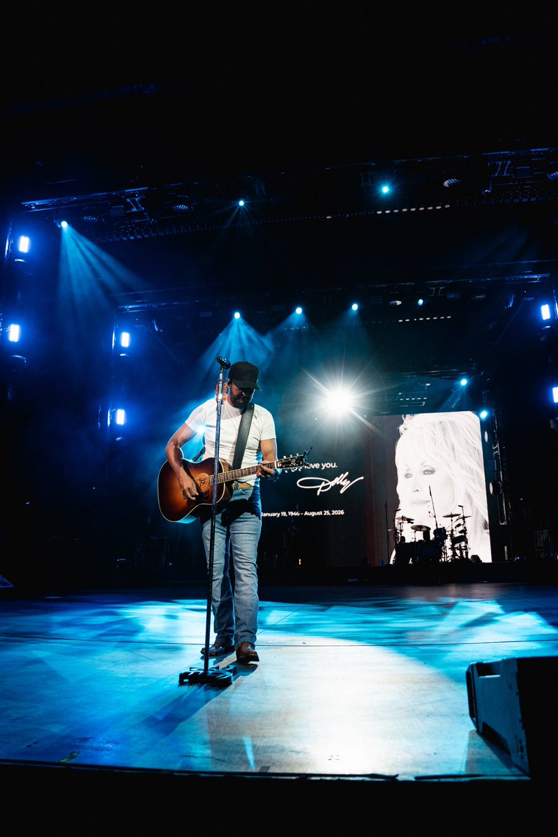 lukebryan's tweet photo. Thanks y’all for showing up this week for #WordOnTheStreetTour. Couldn’t think of a better way to honor Dolly than with y’all. https://t.co/dCk691H9lP
