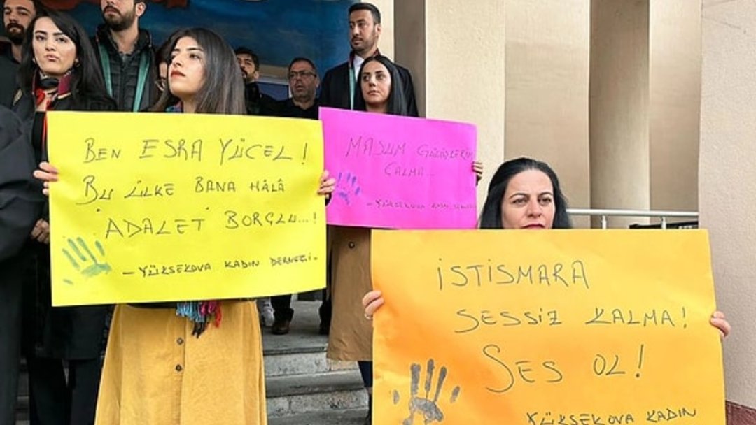 meneymn's tweet photo. 11 Yaşındaki Otizimli Esra Yücel. 3 Kişi Tarafından Kaçırıldı Sabaha kadar T*cavüze Uğradı, Dövüldü En Son Kanlar İçinde Kalınca "Öldü" Zannedip Bir Kenara Atmişlar, Arıcılar Esrayı Buldu. Deliller Toplandı Ve Dava Açıldı 3 Sanığın Avukatı Hakkari AKP İl Başkanıydı+ https://t.co/UsL4qQ3xsQ