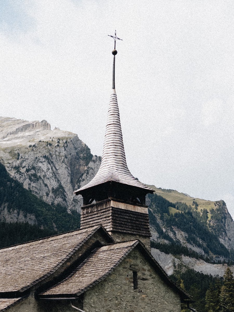 HansRietmann's tweet photo. Recently started to hike all around my country every weekend. Here is what I saw at Oeschinensee.
——
#shotoniphone with @LinxCamera https://t.co/7w7039xjdM
