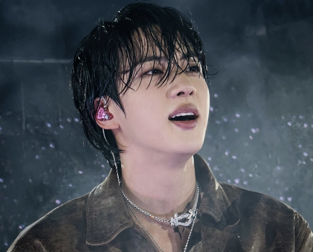 FariaRahma90180's tweet photo. "Not even the rain can stop jin from looking good."
and the stage presence is unmatched." https://t.co/P7tZT4dMT8