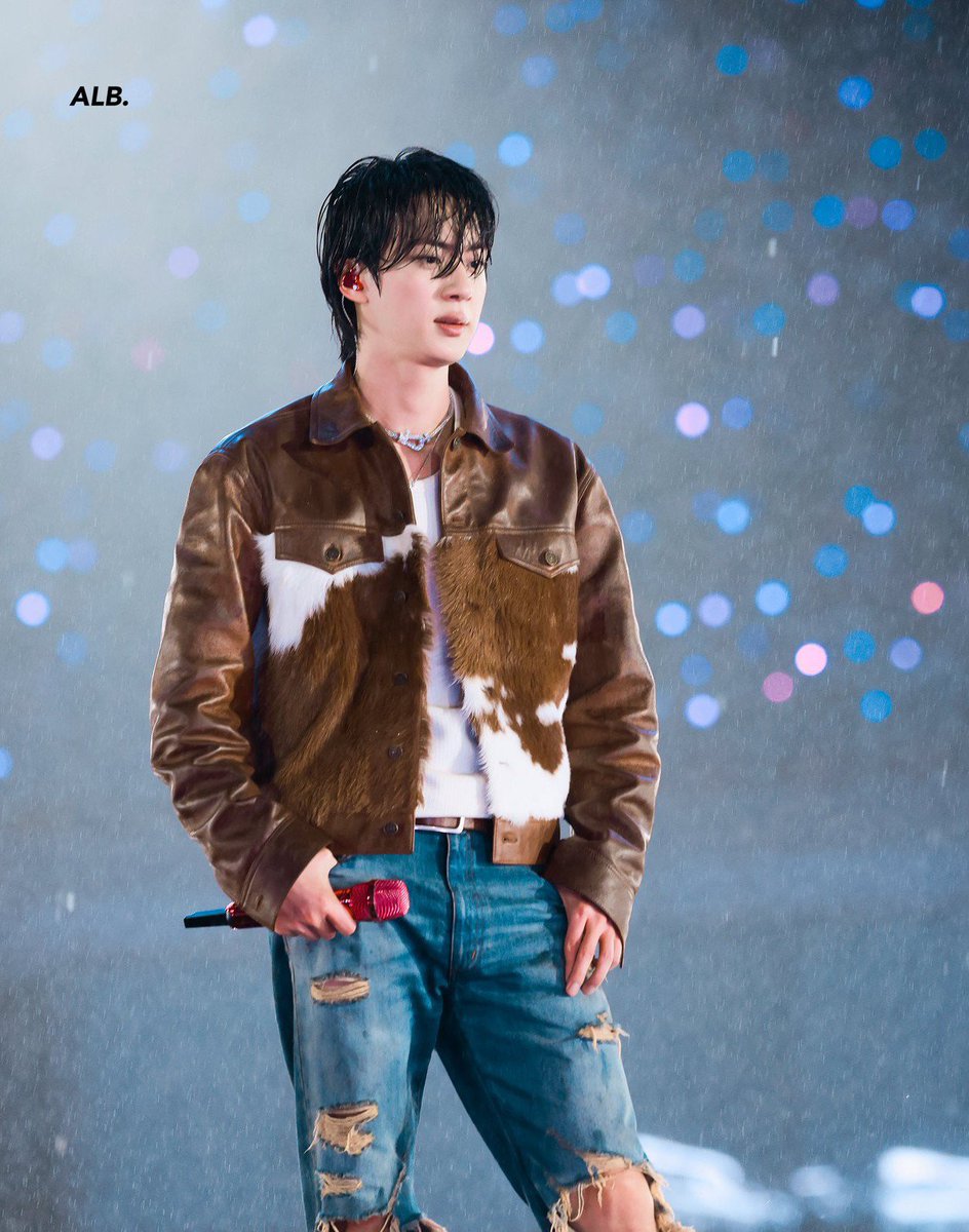 FariaRahma90180's tweet photo. "Not even the rain can stop jin from looking good."
and the stage presence is unmatched." https://t.co/P7tZT4dMT8