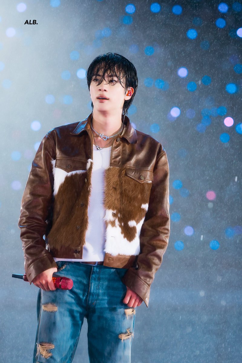FariaRahma90180's tweet photo. "Not even the rain can stop jin from looking good."
and the stage presence is unmatched." https://t.co/P7tZT4dMT8