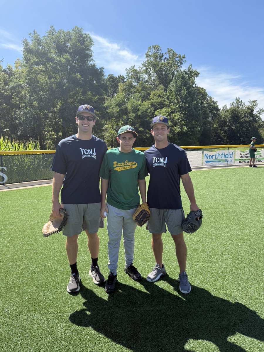 BASEBALLTCNJ's tweet photo. A Saturday with @mlmcnj - no better way to kick off the fall semester! ⚾️🦁🙌🏻 https://t.co/l60YGSMQ3e