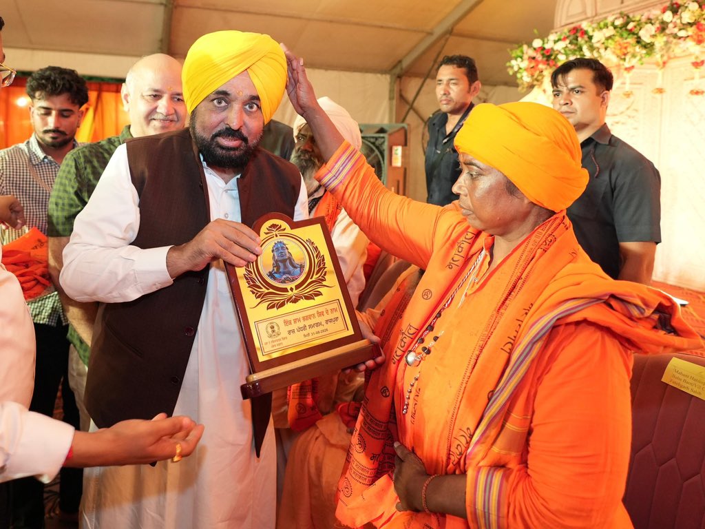 BhagwantMann's tweet photo. ਅੱਜ ਰਾਜਪੁਰਾ (ਪਟਿਆਲਾ) ਵਿਖੇ 'ਇੱਕ ਸ਼ਾਮ ਭਗਵਾਨ ਸ਼ਿਵ ਦੇ ਨਾਮ' ਧਾਰਮਿਕ ਸਮਾਗਮ 'ਚ ਸ਼ਿਰਕਤ ਕੀਤੀ। ਸ਼ਿਵ ਭਗਤੀ ਦੇ ਇਸ ਪਵਿੱਤਰ ਰੰਗ 'ਚ ਵੱਡੀ ਗਿਣਤੀ 'ਚ ਪਹੁੰਚੀ ਸੰਗਤ ਦੇ ਦਰਸ਼ਨ ਕਰਕੇ ਮਨ ਨੂੰ ਬੇਹੱਦ ਸਕੂਨ ਮਿਲਿਆ…
ਪੰਜਾਬ ਦੀ ਧਰਤੀ 'ਤੇ ਹਰ ਬੀਜ ਉੱਗ ਸਕਦਾ ਹੈ, ਪਰ ਨਫ਼ਰਤ ਦਾ ਬੀਜ ਕਦੇ ਨਹੀਂ ਉੱਗ ਸਕਦਾ। ਇੱਥੇ ਸਾਡੀ ਆਪਸੀ ਸਾਂਝ ਅਤੇ ਏਕਤਾ ਹੀ ਸਾਡੀ ਸਭ ਤੋਂ ਵੱਡੀ ਤਾਕਤ ਹੈ। ਸਾਡਾ ਇੱਕੋ-ਇੱਕ ਸੁਪਨਾ ਹੈ ਕਿ ਪੰਜਾਬ ਨੂੰ ਮੁੜ 'ਰੰਗਲਾ ਪੰਜਾਬ' ਬਣਾਉਣਾ…
ਹਰ-ਹਰ ਮਹਾਦੇਵ!