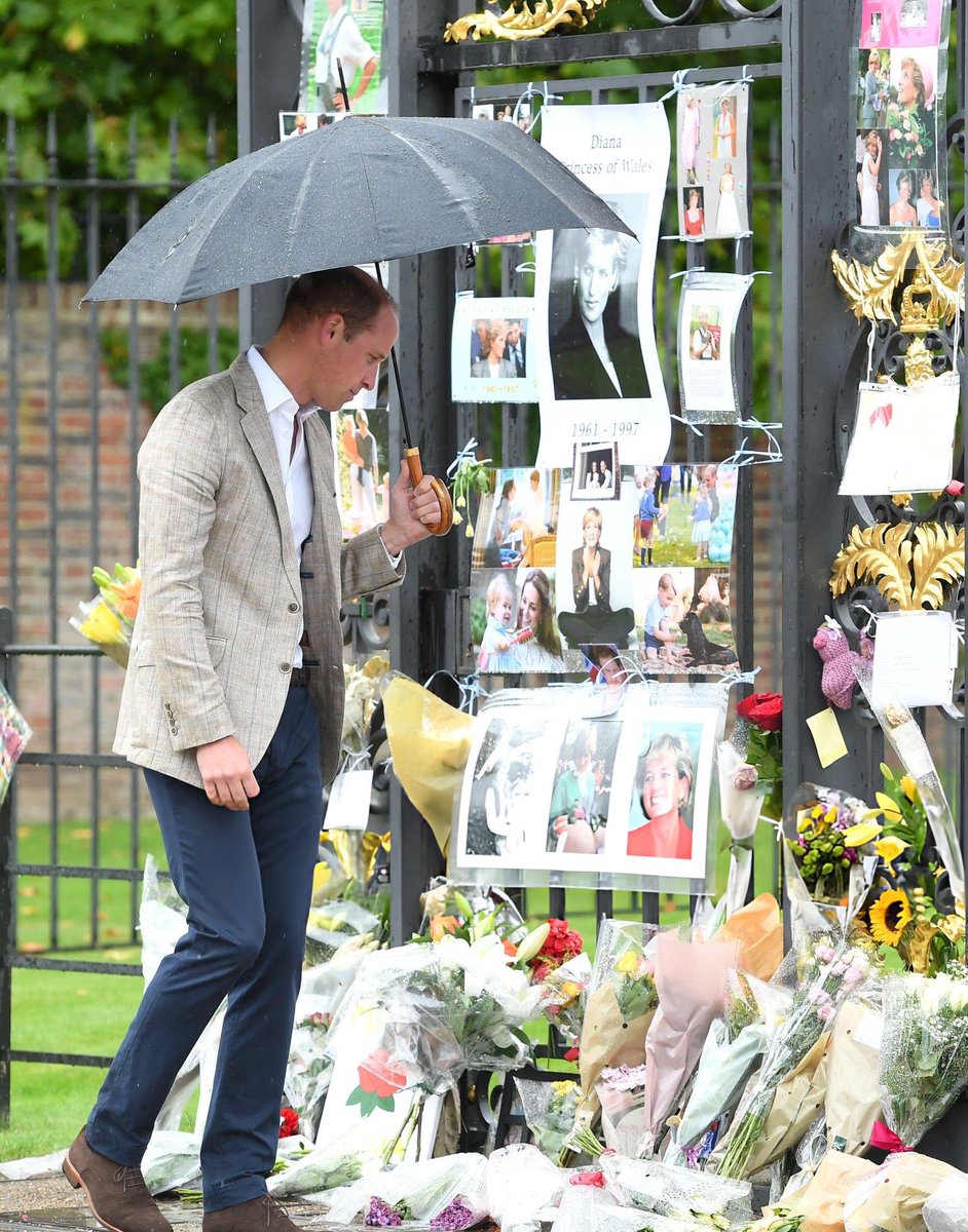 lovewalesfamily's tweet photo. Prince William viewing tributes to his mother, Princess Diana on her 20th death anniversary in 2017 🥺💐❤️‍🩹 https://t.co/FH8i1lPCTD
