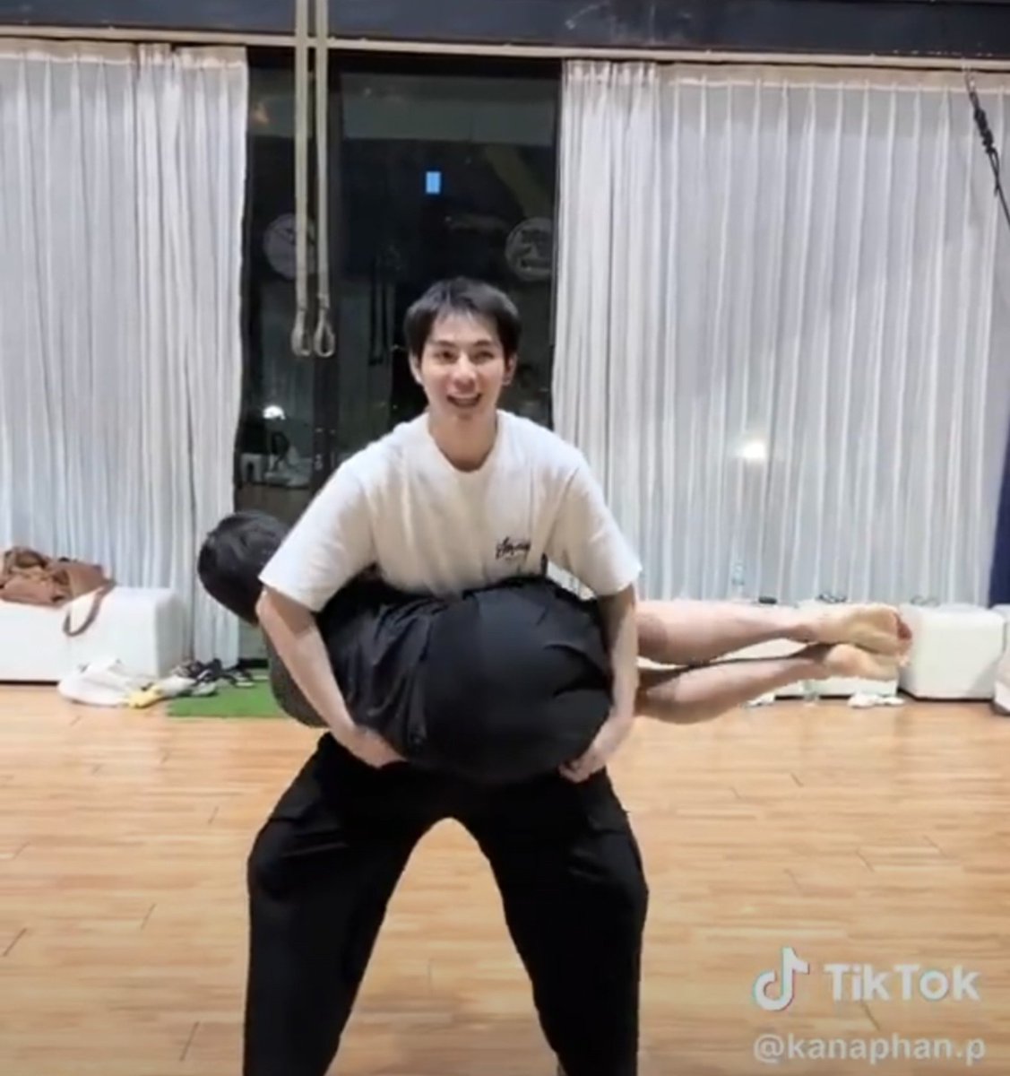 kitty_firstkhao's tweet photo. my entire tl rn
#FirstKhaotung #WilliamEst https://t.co/ysBoJ1Ycur