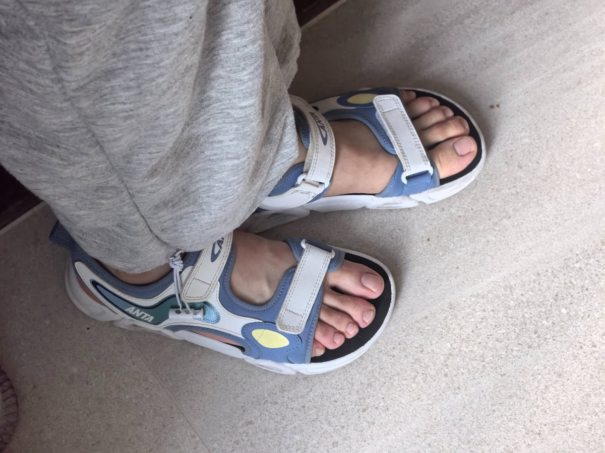 Furxst's tweet photo. 呜呜，感觉别人穿这个凉鞋都好好看，我穿就不好看，感觉自己的脚也不好看，好焦虑，感觉自己哪都不如别人😭 https://t.co/9r6SCZndXB