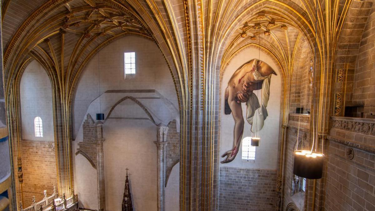 cipripedia's tweet photo. Siempre es controvertida toda intervención contemporánea sobre un edificio histórico, más si éste es una catedral como la de Plasencia, que es una maravilla, pero el mural de Brea, además de inspirarse clarísimamente en Carvaggio, creo que es bastante respetuoso con el entorno. https://t.co/n3IILs6tx2