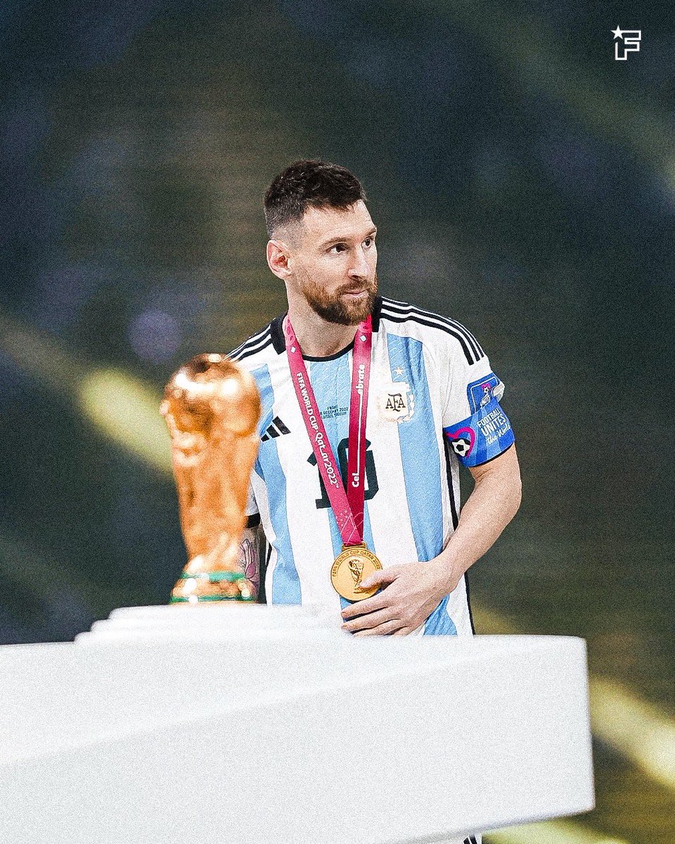 footmercato's tweet photo. 🇦🇷❤️ LIONEL MESSI SUR DIEGO MARADONA :

« Même dans des millions d’années, je ne serai pas près de Maradona. Et je ne veux pas m’en approcher. Il est le plus grand de tous les temps. »

Des années plus tard, après la disparition de Diego, Messi lui rendra un nouvel hommage :

« Il nous quitte mais ne part pas, parce que Diego est éternel. »

Et lorsqu’il soulèvera enfin la Coupe du Monde en 2022, il aura une seule pensée :

« J’aurais aimé que Diego me donne la Coupe. Cela aurait été une très belle photo. » 🇦🇷🏆

Deux légendes. Un même maillot. Une histoire éternelle. 🐐🇦🇷