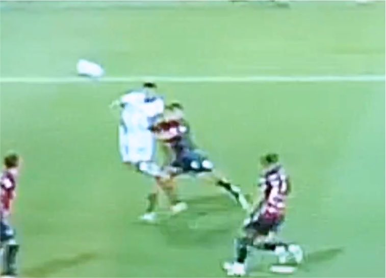 Fra04012011's tweet photo. È la schiena di Lautaro che cerca le braccia di Obert.
Munirsi di elmetto, sarà una stagione lunghissima, parte 3. https://t.co/0EtiBVoHvW