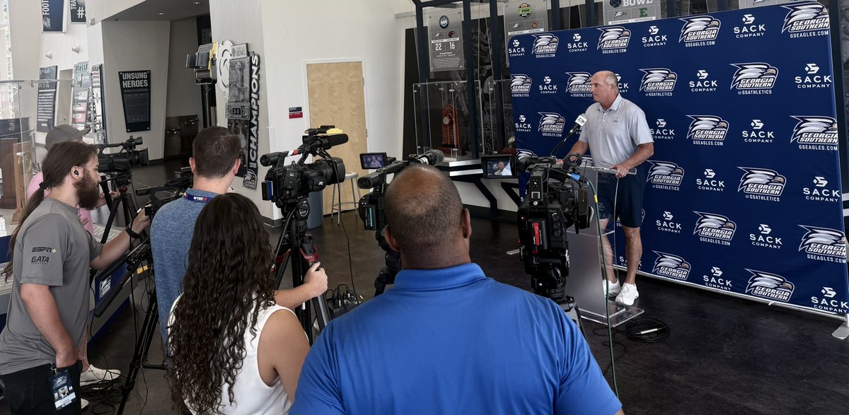 youngpbp's tweet photo. .@GSCoachHelton presser live right now on @ESPN+ as Media Monday continues!

𝙄𝙣𝙨𝙞𝙙𝙚 @GSAthletics_FB ✔️ 
𝙃𝙖𝙞𝙡 𝙎𝙤𝙪𝙩𝙝𝙚𝙧𝙣 𝙇𝙞𝙫𝙚 @WildWingBoro 🔜 

📝⬇️ @GSAthletics || #HailSouthern https://t.co/IeXmSgCGki