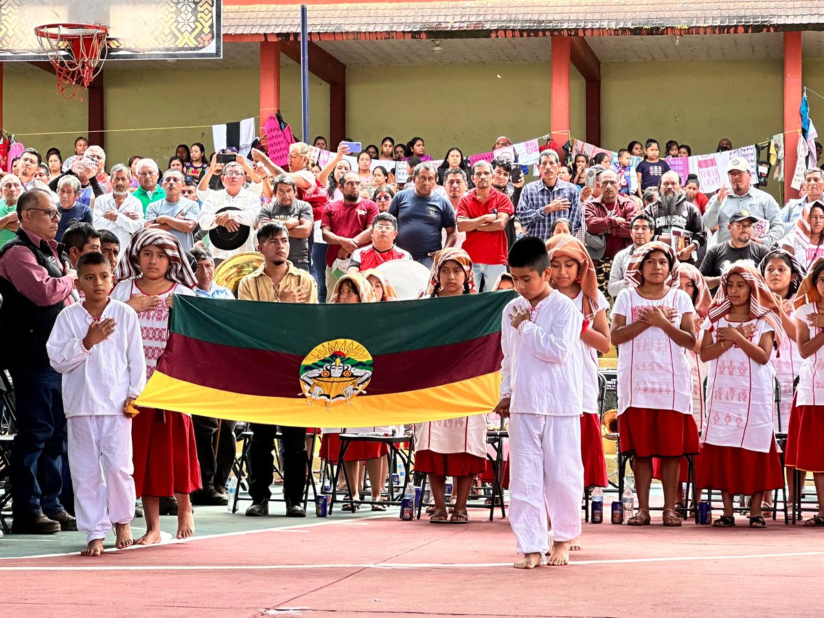 DEELAYUUK's tweet photo. ¡En unidad y con el canto del himno Mixe, se escucha alto la voz y el pensamiento del Pueblo Ayuuk!

Desde Cotzocón Mixe, en las faldas del Cerro del Zempoaltépetl, nos hemos congregado con las Autoridades del Pueblo Mixe para construir juntos la nueva Ley Indígena, con la fuerza de su organización comunitaria y su historia de lucha y resistencia frente a los embates de la colonización.

Antes las leyes se construían desde un escritorio, en una oficina en la capital del país, por un despacho de abogados o especialistas, ajenos a la vida de los pueblos. Hoy la Ley Indígena se construye desde abajo, en todas las regiones indígenas, con la voz y decisión de nuestras autoridades, con la participación de los pueblos. 

Ponemos en práctica una nueva forma de gobernar, una nueva forma de elaborar la ley y la norma, para que sea un instrumento que resuelva los problemas y nos traiga justicia y dignidad. Es el ejercicio de la democracia en toda la extensión de la palabra: donde el pueblo realmente manda.