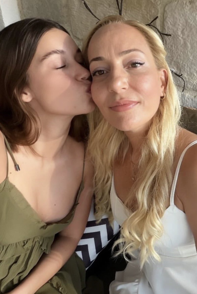 gazetemagazintv's tweet photo. Afra Saraçoğlu, annesinin doğum gününü bu paylaşımla kutladı📸 https://t.co/P9bYAZM4wv