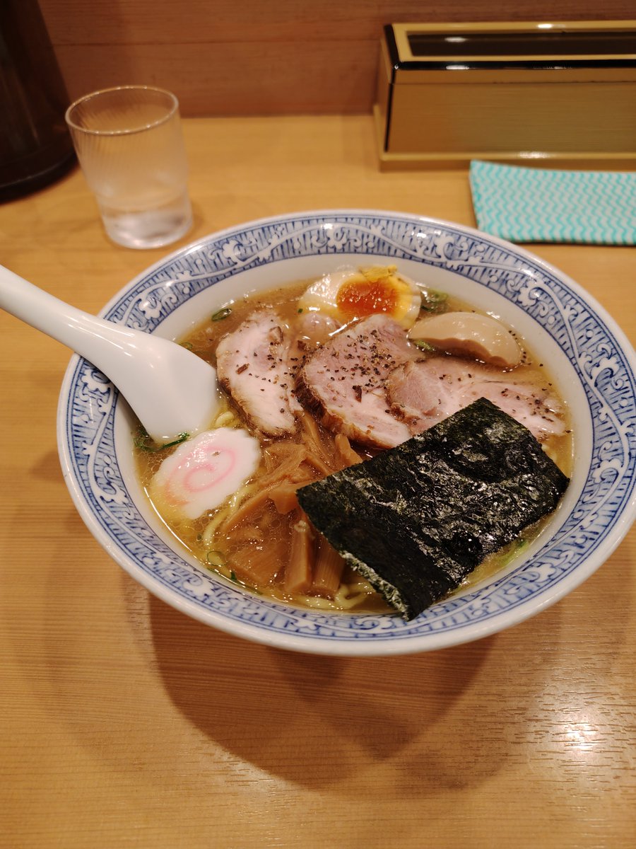 chocomint095's tweet photo. 中華そば青葉

特製中華そば　

安心する味

提供めっちゃ速い https://t.co/d1HsrSOE5E