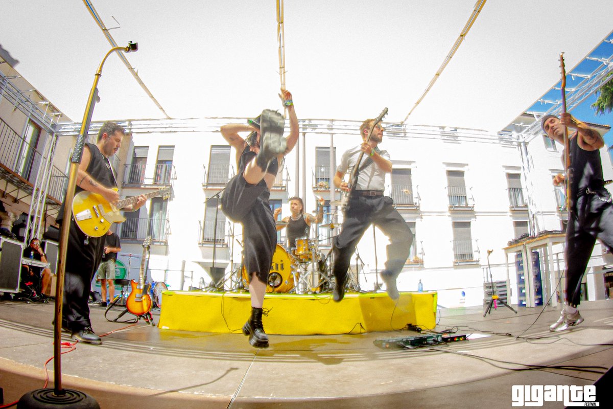 KITAI_Oficial's tweet photo. 🏆🥵🥵 @FestivalGigante ¿Qué c*ño ha pasado?

Gracias a todxs los que vinisteis a SUDAR con nosotros ROCK y TEQUILA a las 14.00 del mediodía en la Plaza Mayor de Guadalajara... todavía tenemos agujetas.

Nos vemos ya de ya en la GIRA DE SALAS 🎟 TICKETS https://t.co/rHYE0bLkdh https://t.co/RrmPkSKPfc