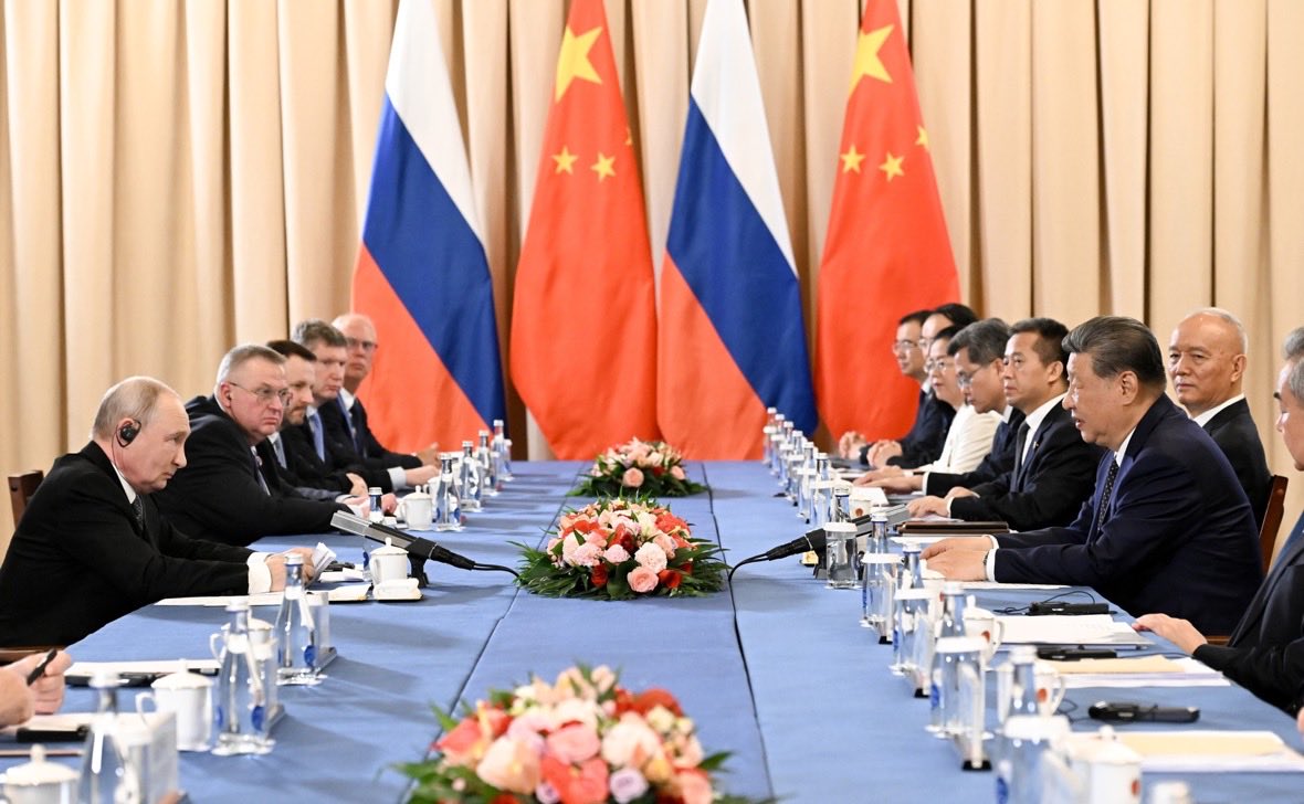 ShaunPinnerUA's tweet photo. The biggest killer of Christians since Hitler and Stalin shakes hands with his enabler, Xi Jinping in Bishkek, Kyrgyzstan. https://t.co/svMMI7wEXJ