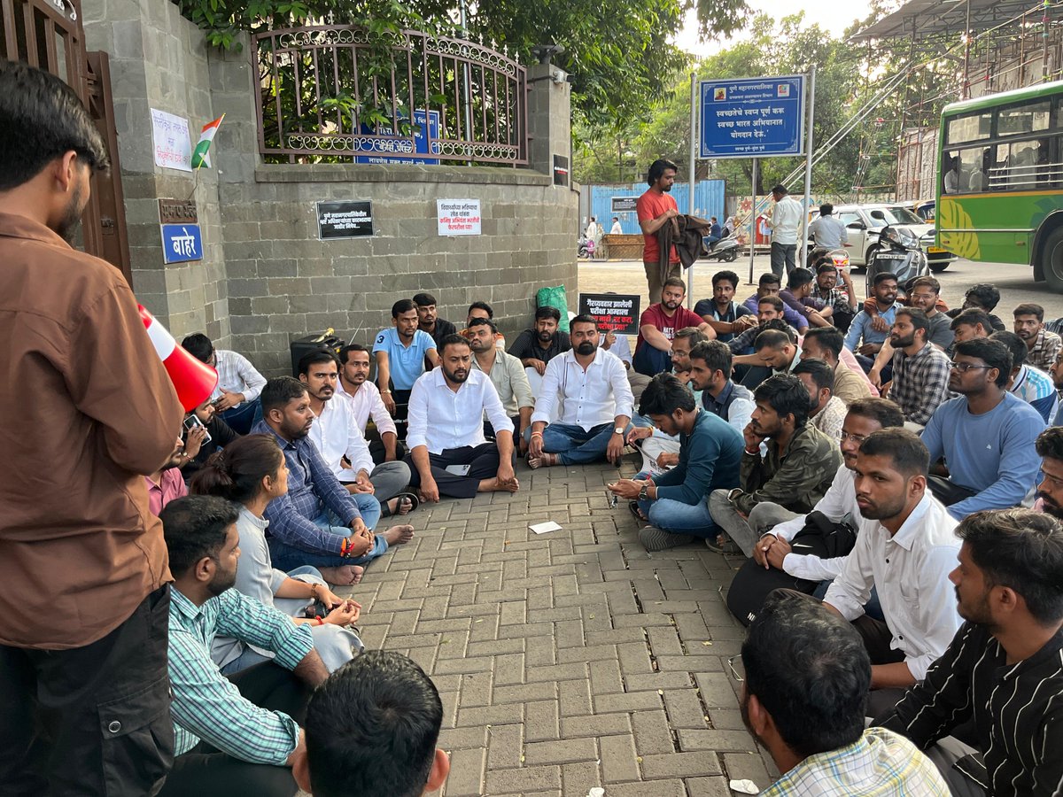 imshivrajmore's tweet photo. पुणे महानगरपालिकेच्या कनिष्ठ अभियंता (Junior Engineer) परीक्षेचा पेपर लीक झाल्याची धक्कादायक बाब समोर आल्यानंतर, संतप्त विद्यार्थी आपल्या हक्क आणि न्यायासाठी पुणे महानगरपालिकेच्या मुख्य प्रवेशद्वारावर उपोषणाला/आंदोलनाला बसले आहेत.

या कठीण प्रसंगी महाराष्ट्र प्रदेश युवक काँग्रेसच्या वतीने आंदोलनकर्त्या विद्यार्थ्यांची प्रत्यक्ष भेट घेऊन त्यांच्या मागण्यांना खंबीर पाठिंबा दर्शवण्यात आला. रात्रंदिवस अभ्यास करणाऱ्या प्रामाणिक तरुणांच्या भविष्याशी खेळणाऱ्या महापालिकेच्या कारभाराचा आम्ही तीव्र निषेध करतो.