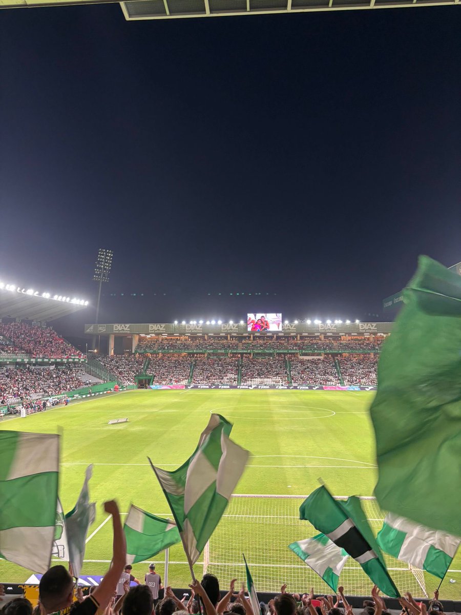 GRADA1954's tweet photo. CCF - Granada 

Pese a la derrota, lo dimos todo en la grada, animando a nuestro equipo hasta el último minuto. Seguiremos a pie de cañón, empujando, cantando y dejando la garganta por estos colores. https://t.co/nGc5I7cBc0