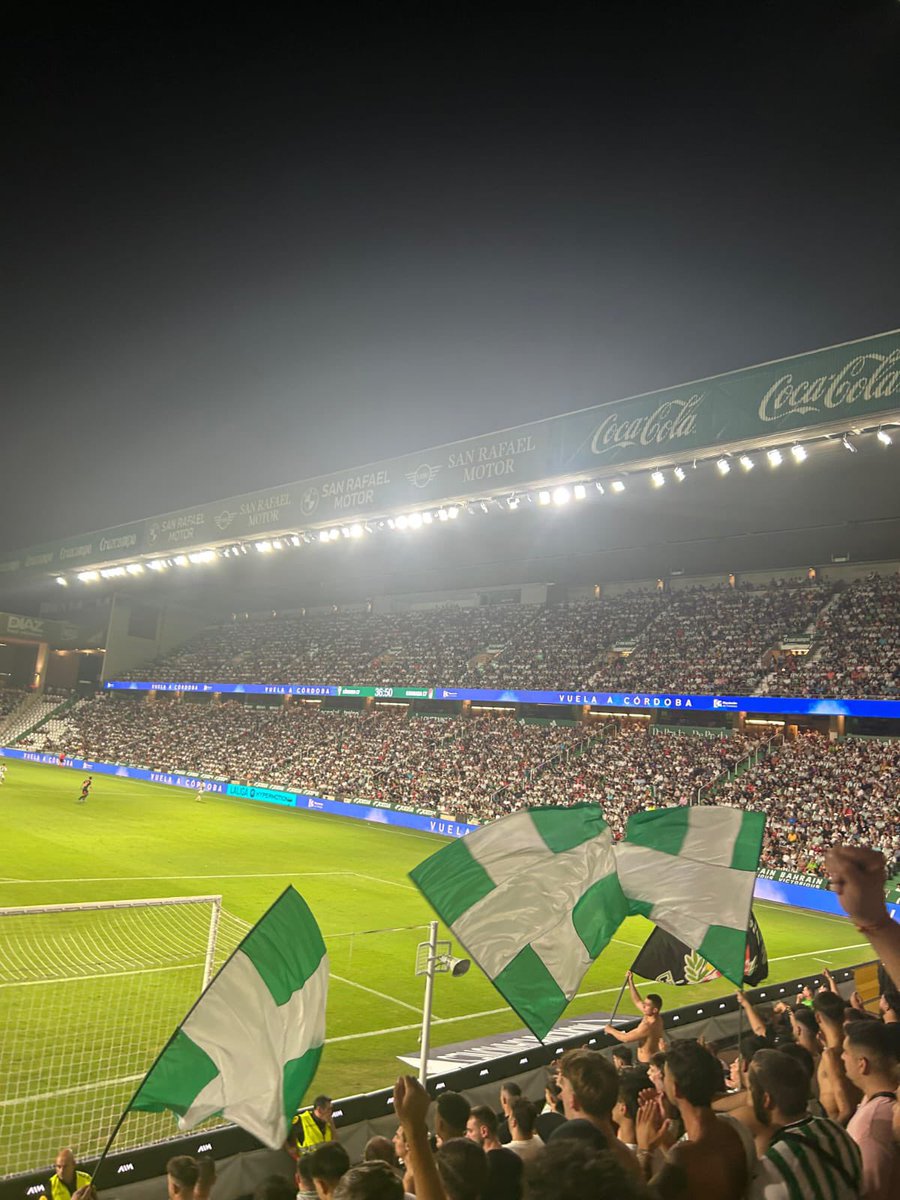 GRADA1954's tweet photo. CCF - Granada 

Pese a la derrota, lo dimos todo en la grada, animando a nuestro equipo hasta el último minuto. Seguiremos a pie de cañón, empujando, cantando y dejando la garganta por estos colores. https://t.co/nGc5I7cBc0