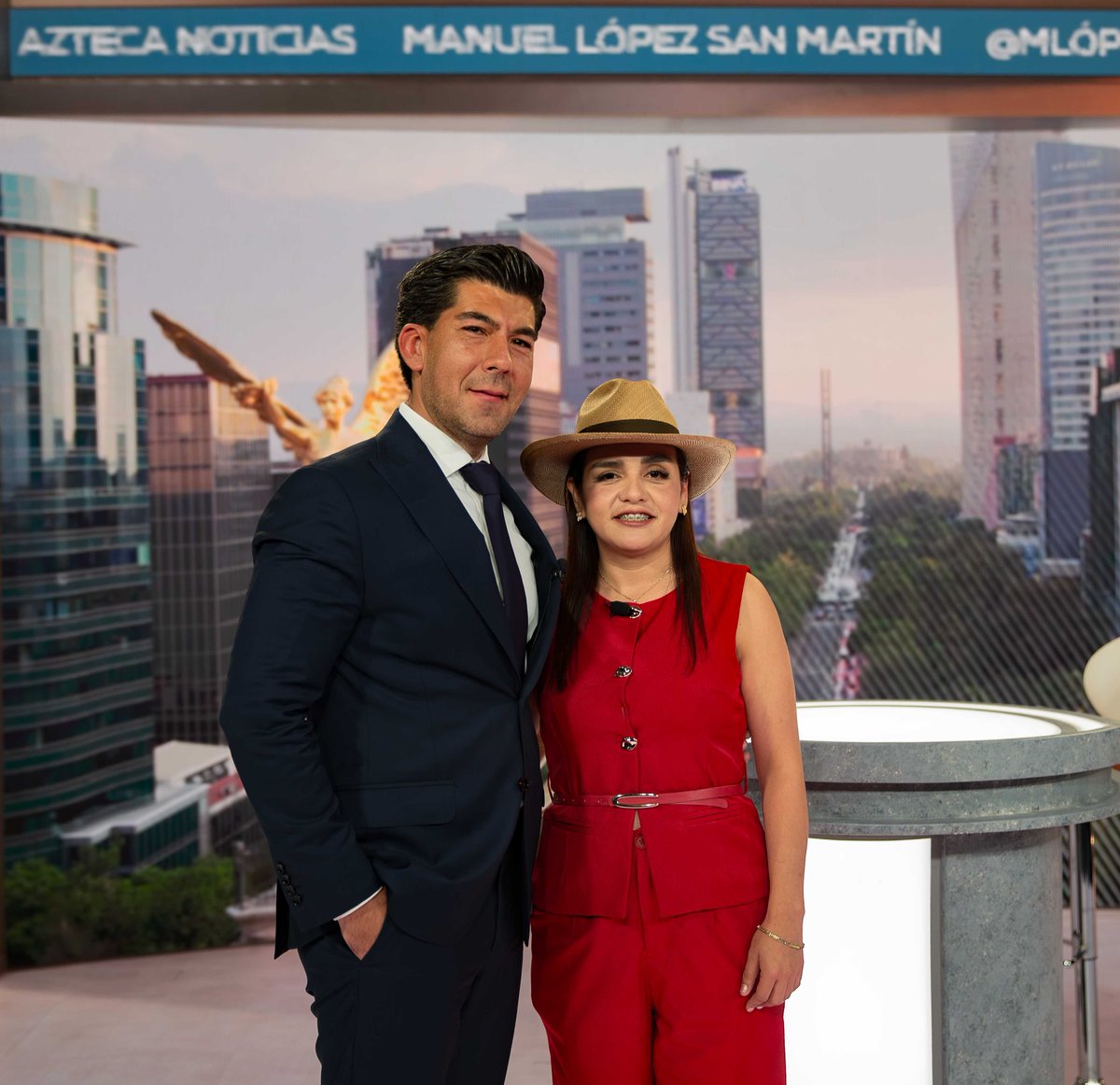 AztecaNoticias's tweet photo. ¿Le tienen miedo al movimiento del sombrero?  

“Le tienen miedo a que la gente se está organizando”: Grecia Quiroz en entrevista exclusiva con @MLopezSanMartin 

La alcaldesa de Uruapan habló en #HechosAM sobre el movimiento del sombrero y el temor que, asegura, genera que la ciudadanía esté despertando y organizándose. 

Mira la #entrevista completa 
👉 https://t.co/R5sDf4DPkD
