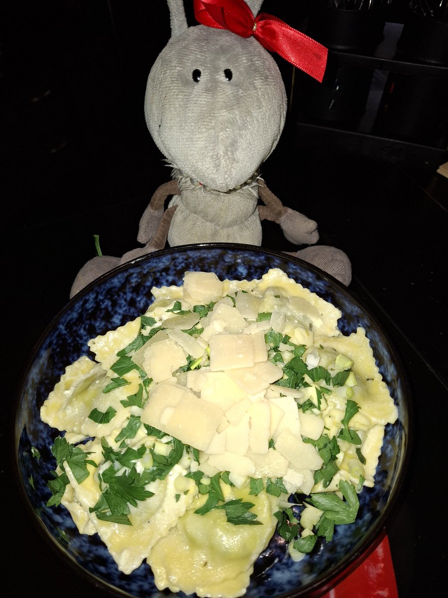 MGekocht's tweet photo. RicottaSpinatRavioli in Butter , Parmesan,Knobi und Petersilie https://t.co/hMbOMtiUqA