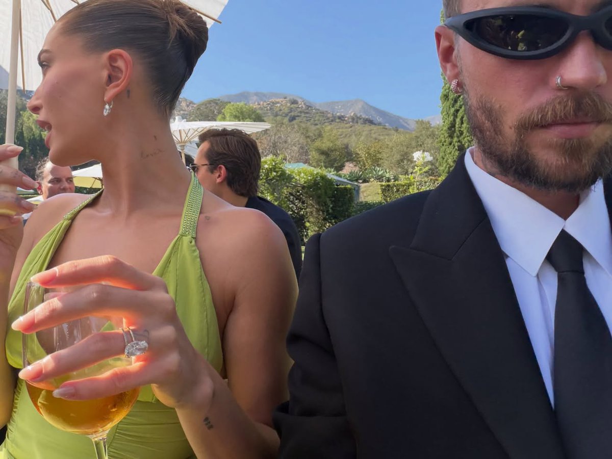 MixupTeam's tweet photo. 💚✨ #Justin y #Hailey Bieber tuvieron el date perfecto.

La pareja brilló en la boda de Finneas y Claudia Sulewski: Hailey en verde lima y Justin de traje. 💍🥂

Y sí… Billie Eilish ofició la ceremonia. 🥹✨ https://t.co/yEHNQniFjh