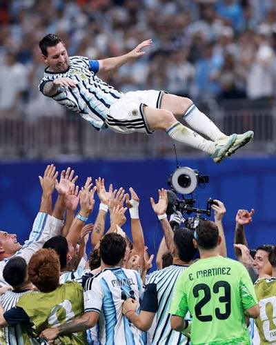 Kiwita's tweet photo. Gracias Messi, te queremos, siempre vas a ser nuestro capitán! Que buen ídolo sos y el mejor ejemplo de ser humano para nuestros hijos! Gracias eternas! https://t.co/iNK33HRPg0