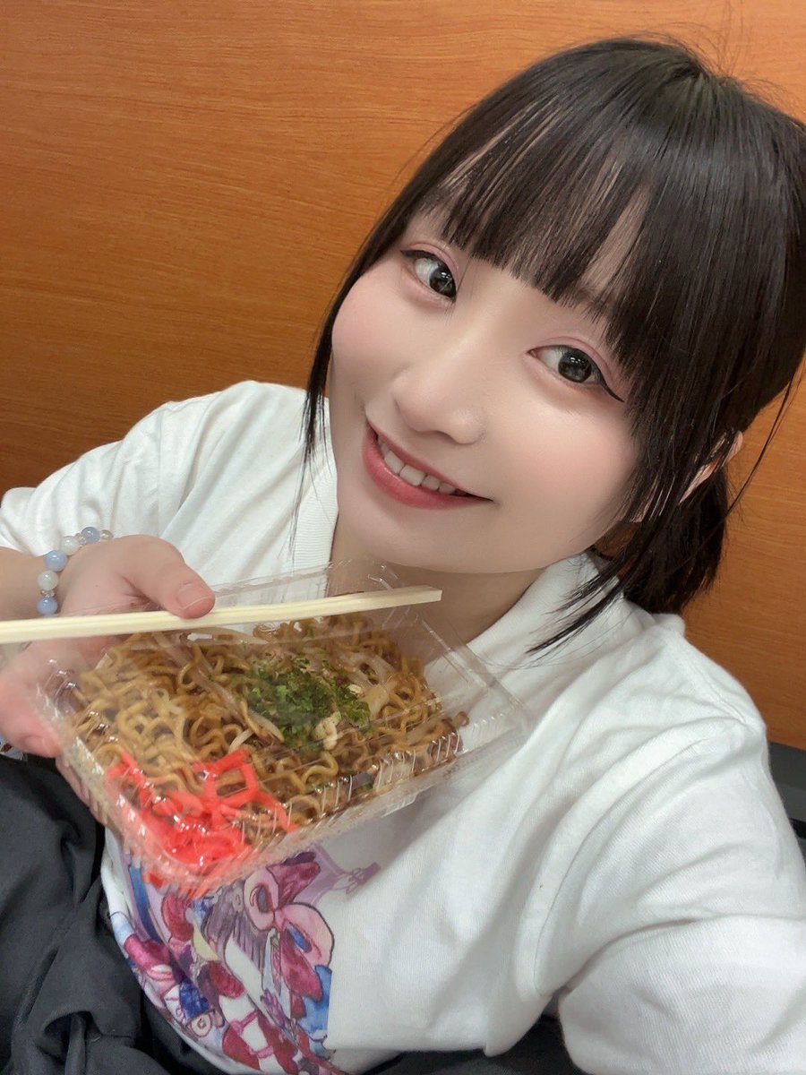 minomo_ayame25's tweet photo. 家帰ってそのままログアウトした
久々に（ ᴗ ̫ ᴗ ）
小屋入りで一通り荷物もってったから明日は少なめ😄
眠いがんばる
とりあえずお風呂入る！

最終稽古プロデューサーお手製の焼きそば

ひとの！手作り！久しぶりだ！！！！
嬉しい！！！！ https://t.co/nydRe4Zins