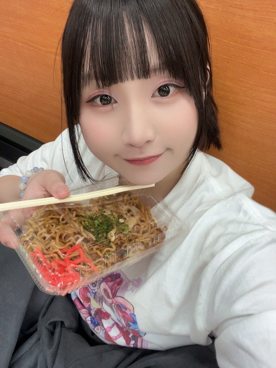 minomo_ayame25's tweet photo. 家帰ってそのままログアウトした
久々に（ ᴗ ̫ ᴗ ）
小屋入りで一通り荷物もってったから明日は少なめ😄
眠いがんばる
とりあえずお風呂入る！

最終稽古プロデューサーお手製の焼きそば

ひとの！手作り！久しぶりだ！！！！
嬉しい！！！！ https://t.co/nydRe4Zins