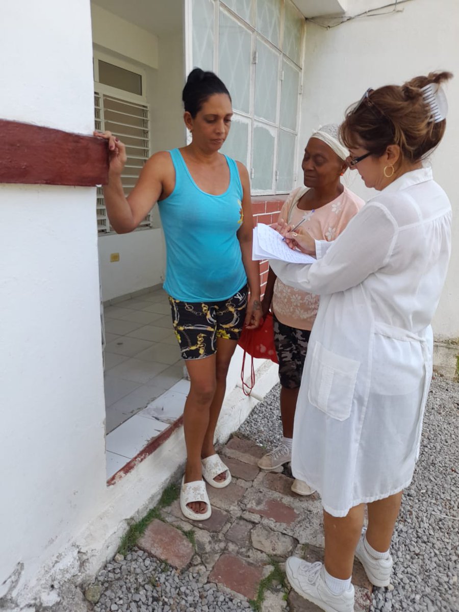 PolMachacoGbcoa's tweet photo. Policllinico Ángel Machaco Ameijeiras

Pesquisa activa de febriles en áreas de la comunidad por parte del personal de salud para detectar los casos febriles y tomar las acciones correspondientes que permitan cortar la transmisión del dengue y otras arbovirosis https://t.co/9p0UnEdTio