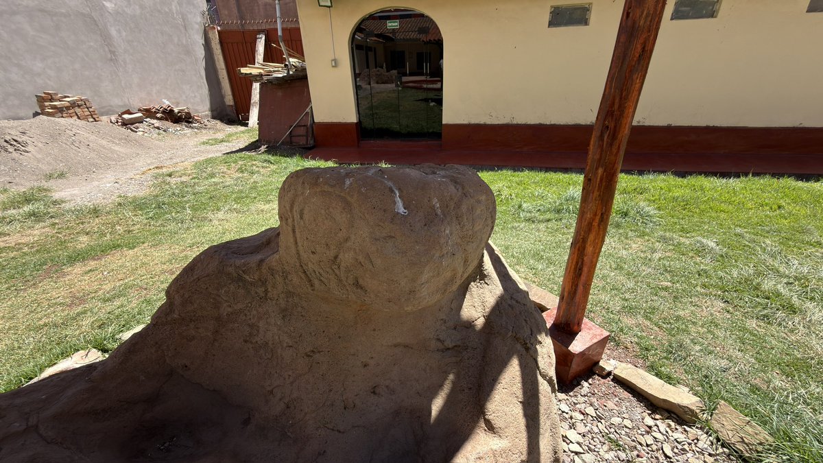 wildsnake77's tweet photo. @TheProjectUnity Jay - see this statue in the courtyard of the Museo Lítico de Pukara in Peru. The guide took me there and really wanted me to see this statue - also note that it looks as if it has 4 fingers . And the lizard like head https://t.co/gmnLoX70fq