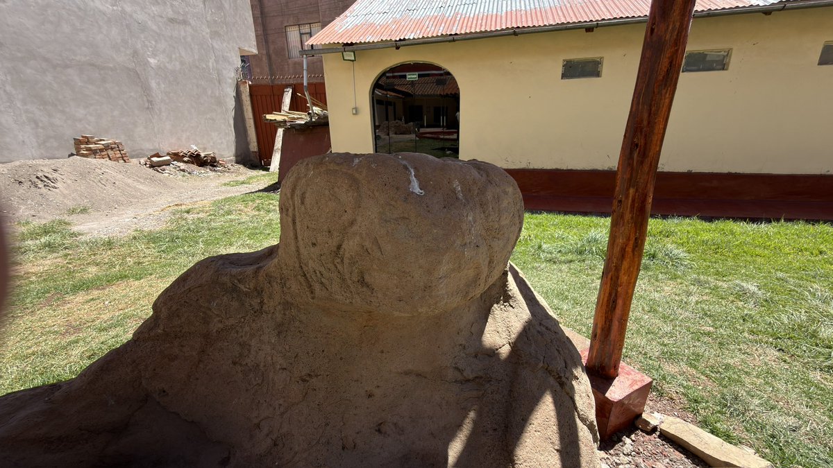 wildsnake77's tweet photo. @TheProjectUnity Jay - see this statue in the courtyard of the Museo Lítico de Pukara in Peru. The guide took me there and really wanted me to see this statue - also note that it looks as if it has 4 fingers . And the lizard like head https://t.co/gmnLoX70fq