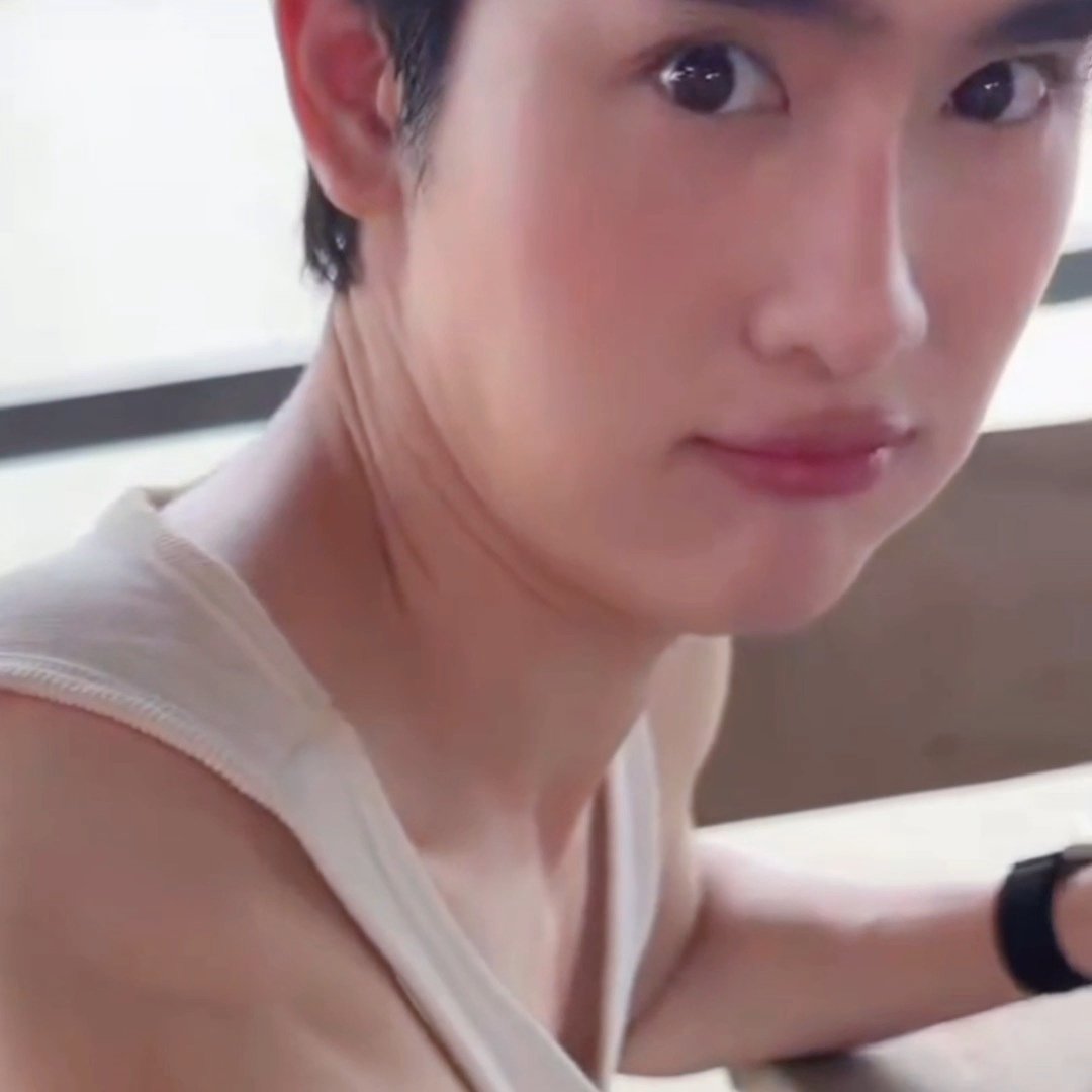 kitiekawaii's tweet photo. นั่งคิดอยู่นานมากกก ก รู้สึกว่าไม่ค่อยได้เห็นน้องบุ๊คทำหน้าแบบนี้เท่าไหร่คือมีแหละที่เบะบ้างให้เราเห็น แต่หน้างอแงแบบนี้ไม่เคยเห็นเลยจนมาวันนี้ที่พี่ฟอสถ่ายลงจากมุมมองเขา ㅜ ㅜ พี่ฟอสได้เห็นน้องบุ๊คมุมนี้ตลอดเลยหรอ อิจฉา โคตรอิจฉา ฮื่อ จั๊นแพ้แบบไม่มีทางสู้ https://t.co/18Ijhv3LVb