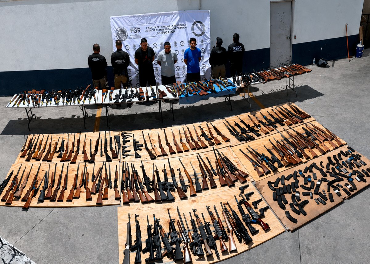 ElPoderMx's tweet photo. @FGRMexico, @Defensamx1, @SEMAR_mx, @SSPCMexico y @GN_MEXICO_ aseguran 210 armas de alto poder transportadas desde Texas hacia cárteles en México. Ya suman más de 30 mil armas decomisadas en el gobierno de Sheinbaum, informó @OHarfuch 
📲 https://t.co/hcoAfH5aaX https://t.co/AXVKJrLRuh