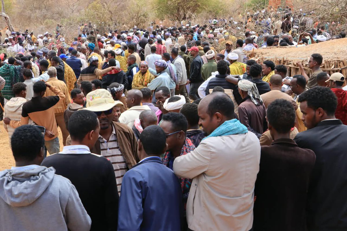 GovMohamudAli's tweet photo. Today in Yaballo, Ethiopia, I joined mourners in paying our final respects to the late 69th Borana Aba Gadaa, Libaan Jaldesa. His passing is a profound loss to the Borana Nation and the wider Oromo community. May his legacy endure for generations. Rest in eternal peace. https://t.co/CZmyRbkQA2