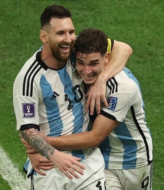blushrrie's tweet photo. MESSI VA A DEJAR A SU HIJO 😭😭😭 https://t.co/J90BDZTEYX